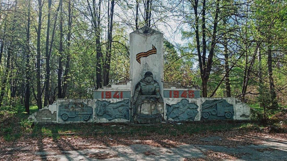 Заброшенный памятник героям Великой отечественной войны нашли под Новосибирском