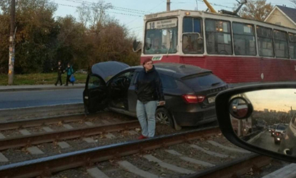Трамвай протаранил Lada в Новосибирске
