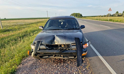 «Тойота» насмерть сбила сидящего на дороге пешехода в Новосибирской области