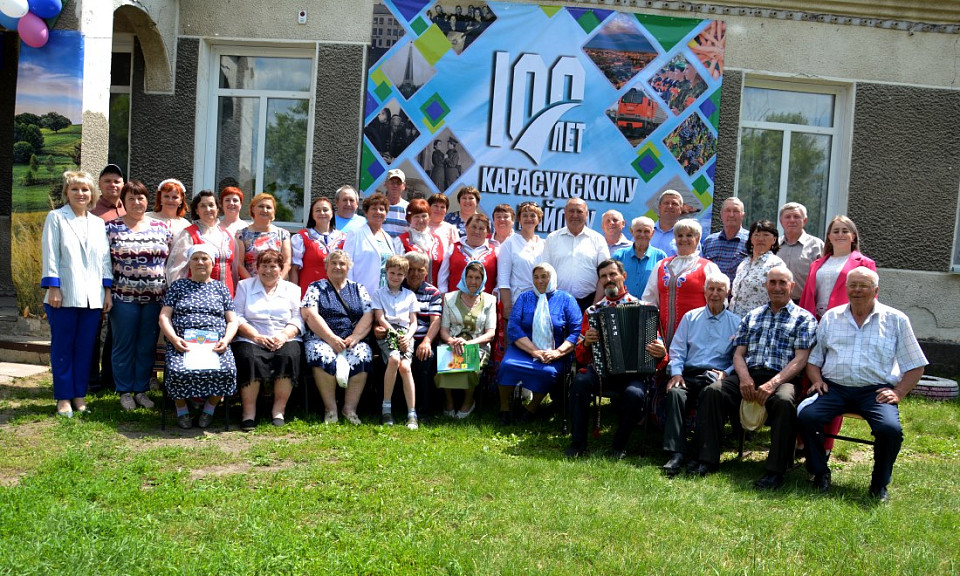 Многодетная семья угостила фирменным пловом новосибирцев на 100-летии района