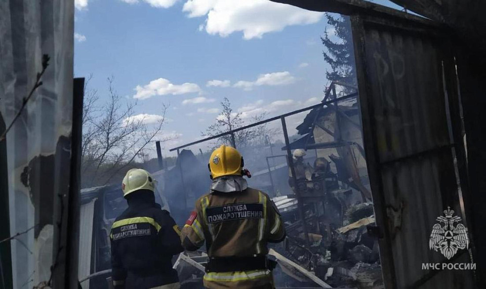 В Первомайском районе Новосибирска сотрудники МЧС потушили крупный пожар