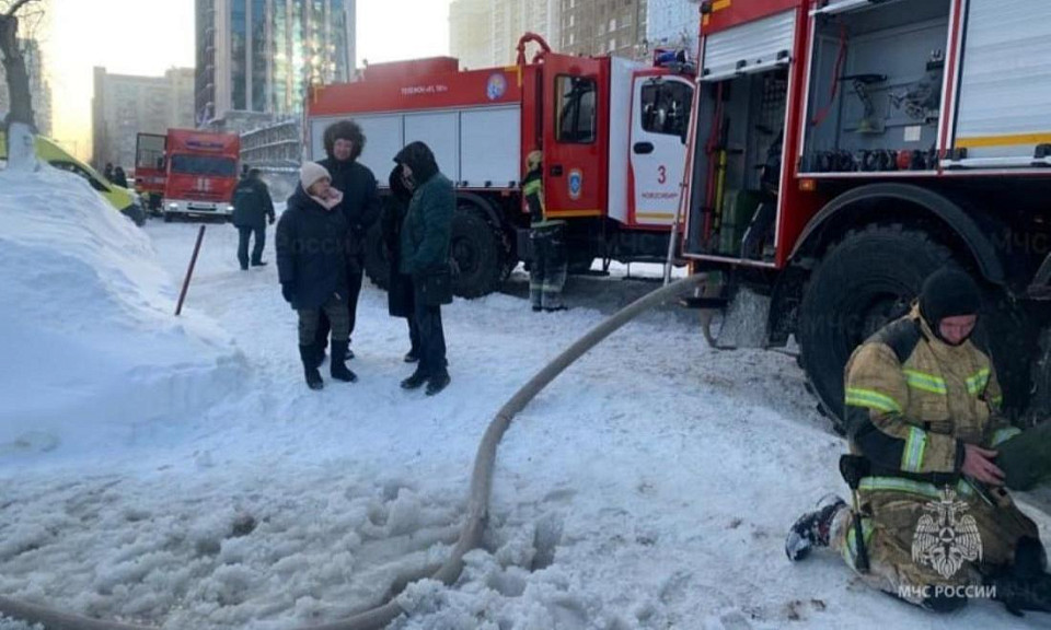 Ветеран МЧС вытащил из огня 90-летнюю соседку в Новосибирске