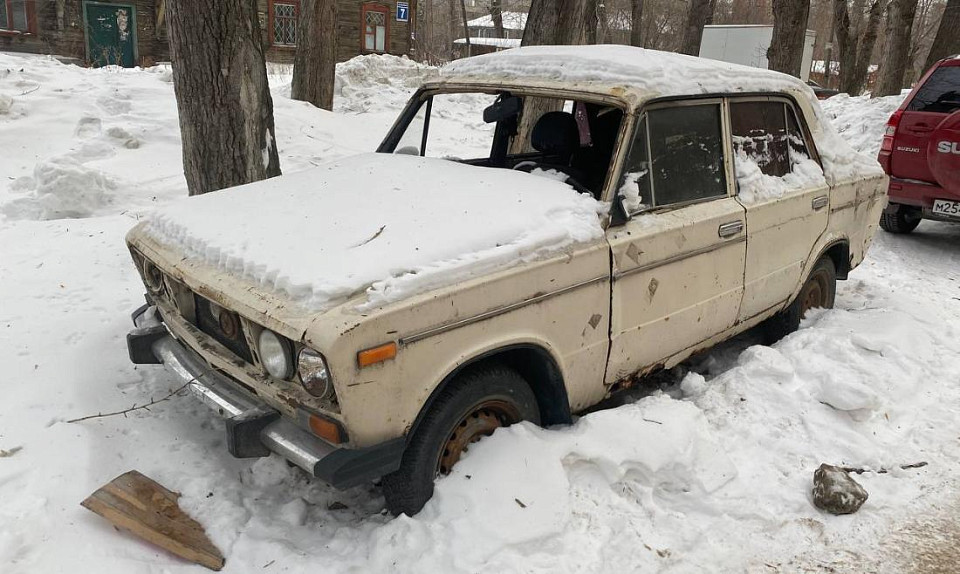 Ржавые и брошенные: мэрию Новосибирска заставили убрать автохлам во дворах