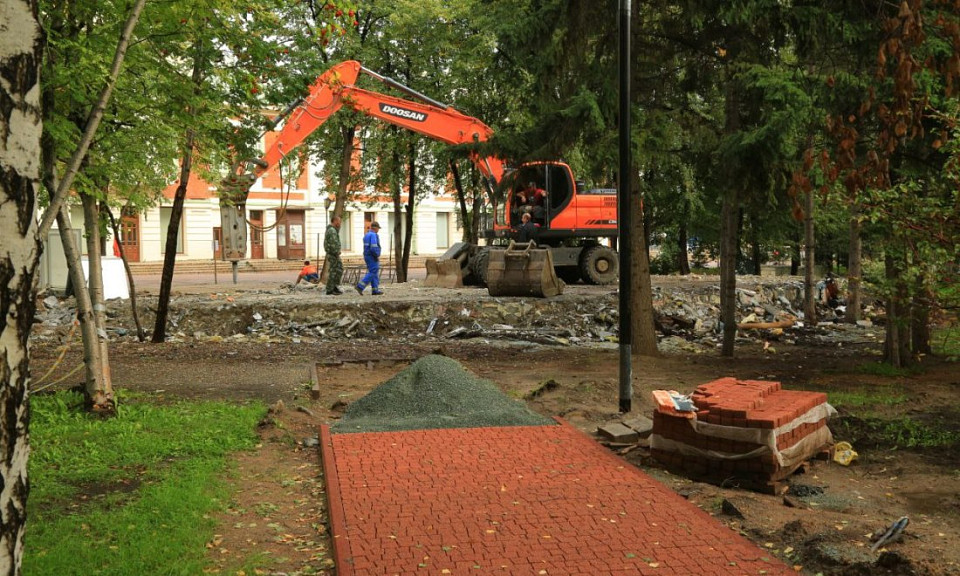 В Первомайском сквере Новосибирска обнаружили нелегальную канализацию