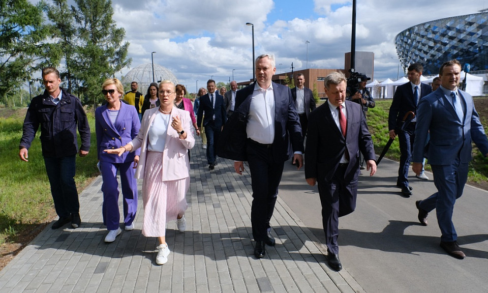 Новосибирский губернатор оценил состояние парка у Ледового дворца спорта