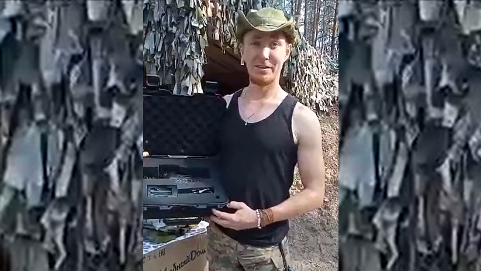 Боец в ковбойской шляпе поблагодарил за помощь жителей Новосибирской области