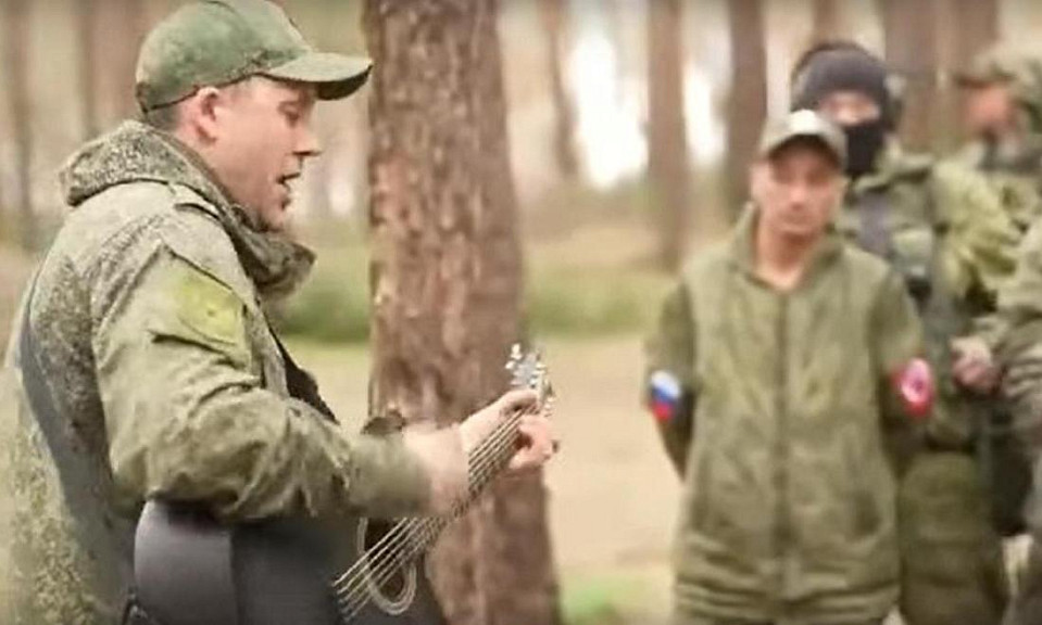 Военнослужащий из Новосибирска исполнил песню «День Победы» в зоне СВО