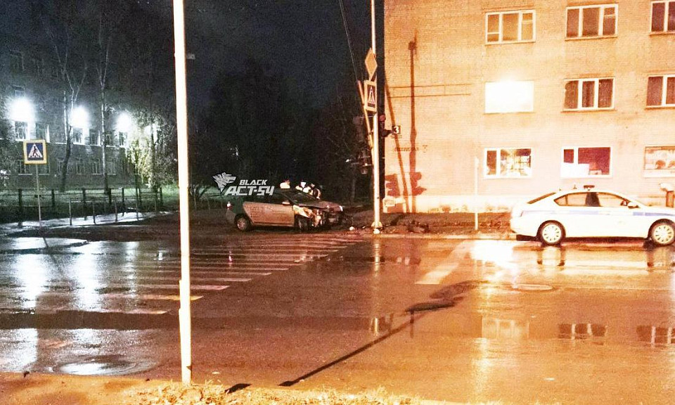 Водитель влетел в столб: погоню за каршерингом устроили в Новосибирске