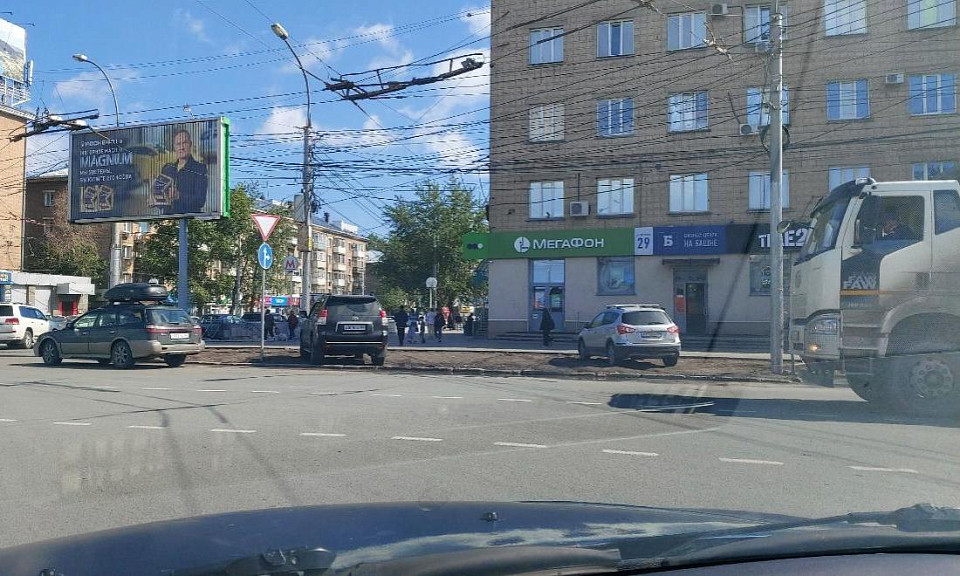 Парковка на газоне разрешена: в ГИБДД прокомментировали ситуацию на площади Маркса