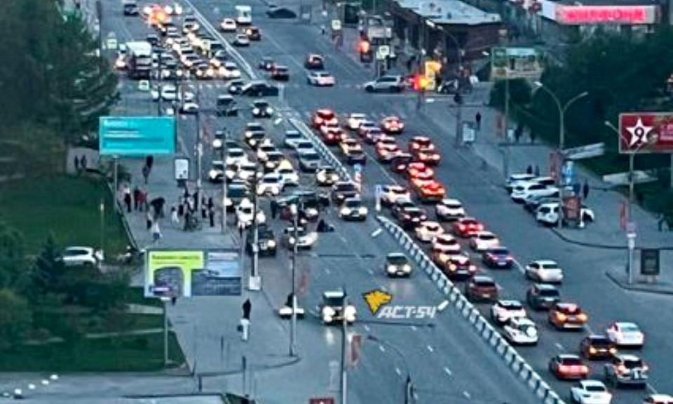 Мотоцикл и «Тойота» столкнулись на Красном проспекте в Новосибирске
