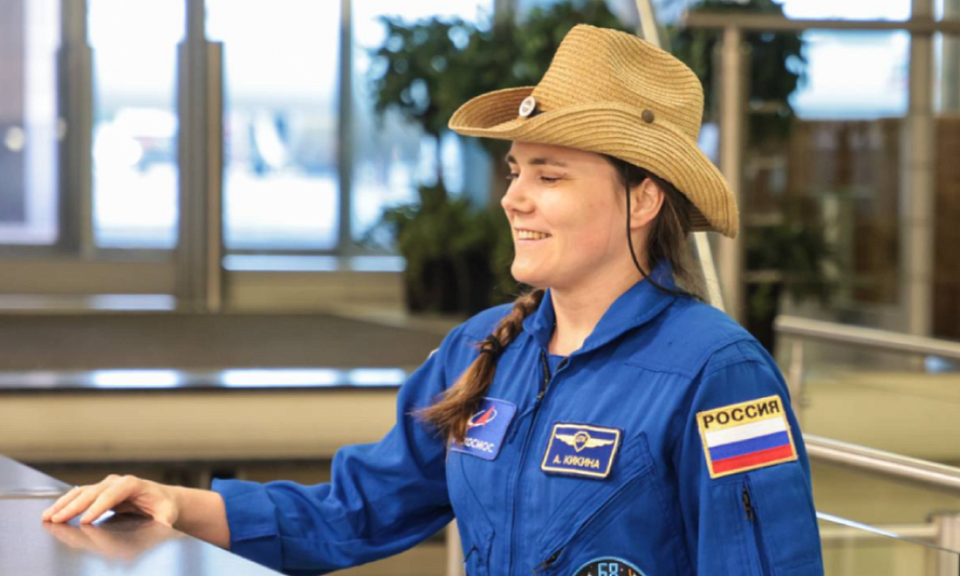 Новосибирская космонавтка рассказала о своей ковбойской шляпе «из США»