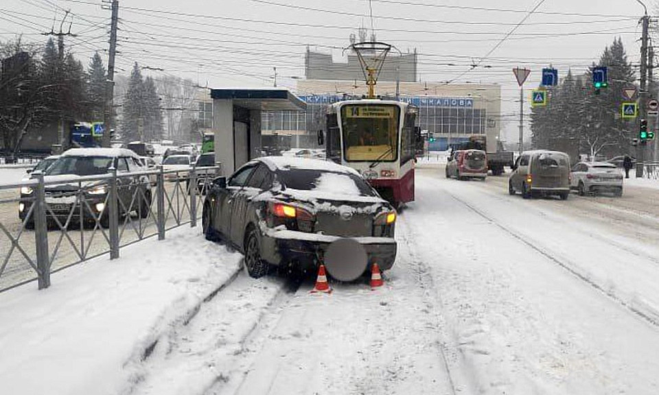 В Новосибирске автомобиль сбил на остановке мужчину с ребёнком