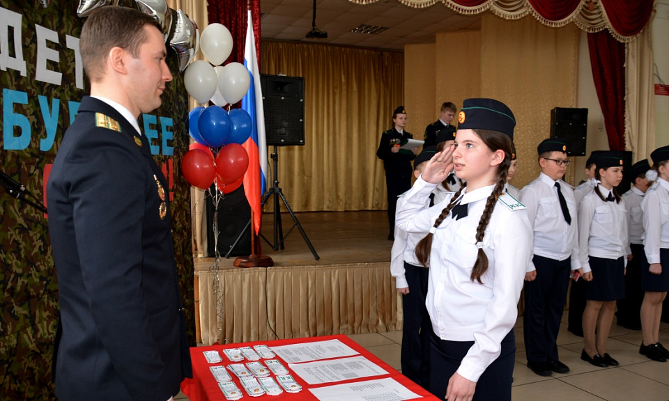 Пограничники посвятили в кадеты пятиклассников из Новосибирской области
