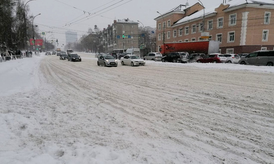 Технику региона направили на борьбу со снегом в Новосибирске