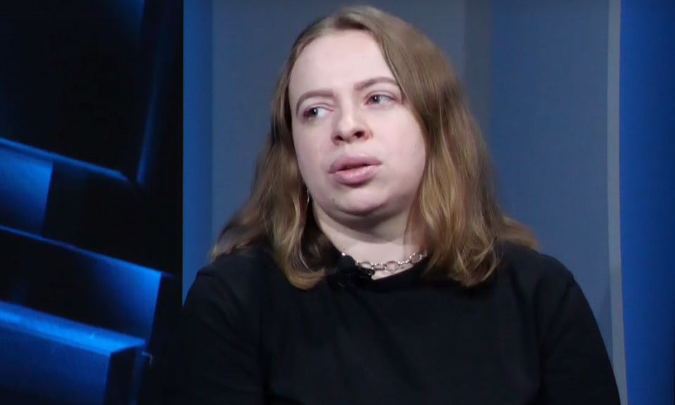 иностранцы слушают шамана с переводом. сибирский шаман. иностранцы слушают шамана с переводом. иностранцы слушают шамана с переводом. курандеро шаман.