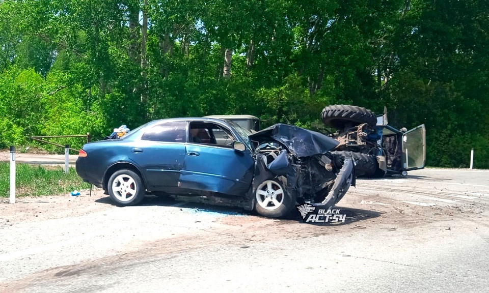 «Тойота» завалила на бок трактор «Беларус» на дороге под Новосибирском