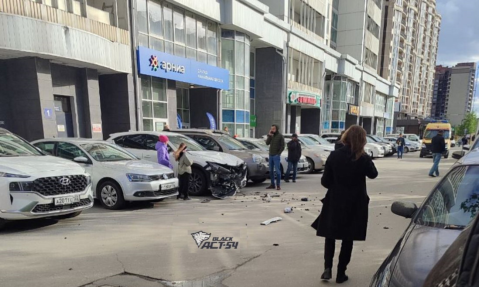 В Новосибирске юноша выпал из окна 16 этажа на автомобиль