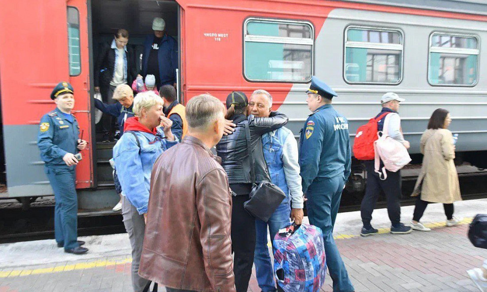 Пассажиры потерпевшего аварию самолёта вернулись в Омск поездом