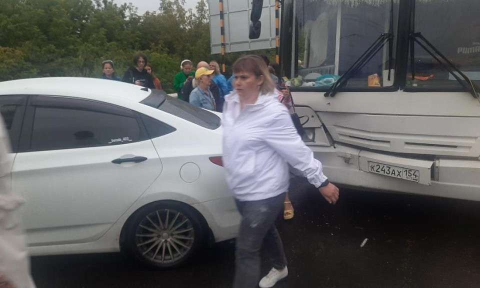 Автобус врезался в «Хёндай» на Винаповском мосту в Новосибирске
