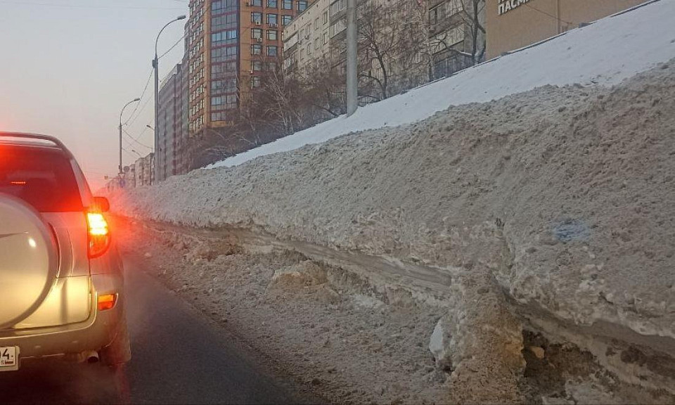В Новосибирской области активно убирают снег из-за погодных условий