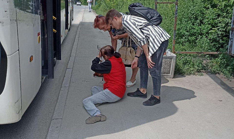 Пассажирка разбила голову при выходе из автобуса в Новосибирске