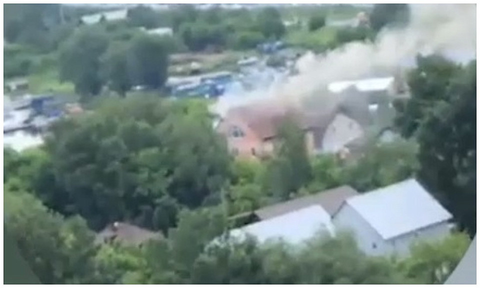 Двухэтажный дом загорелся после удара молнии в Новосибирске