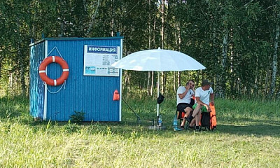 Спасатель на озере Доволенское защитил отдыхающих от ядовитой змеи