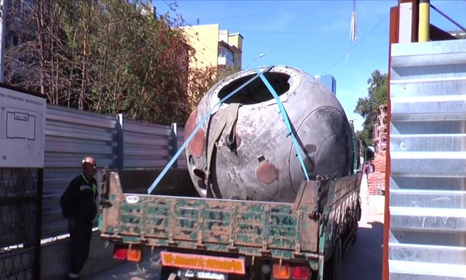 Космический аппарат «Зенит-2» перевезли в здание-памятник Кондратюка