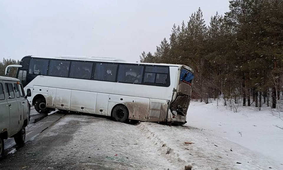 Пассажирский автобус и фура столкнулись в приграничье Новосибирской области
