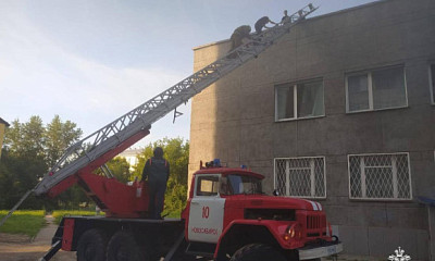 В Новосибирске спасатели сняли с крыши троих подростков