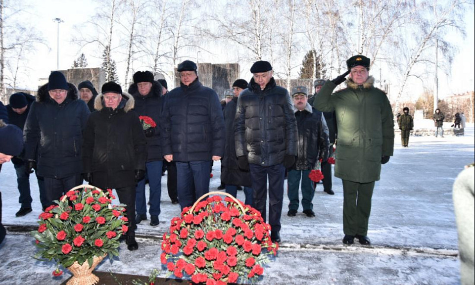 В Новосибирской области губернатор Травников возложил цветы на Монументе Славы 23 февраля