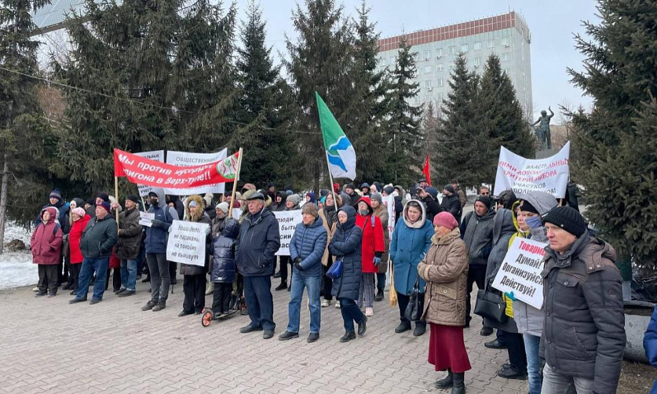Митинг против мусорных заводов в Новосибирске собрал около сотни человек