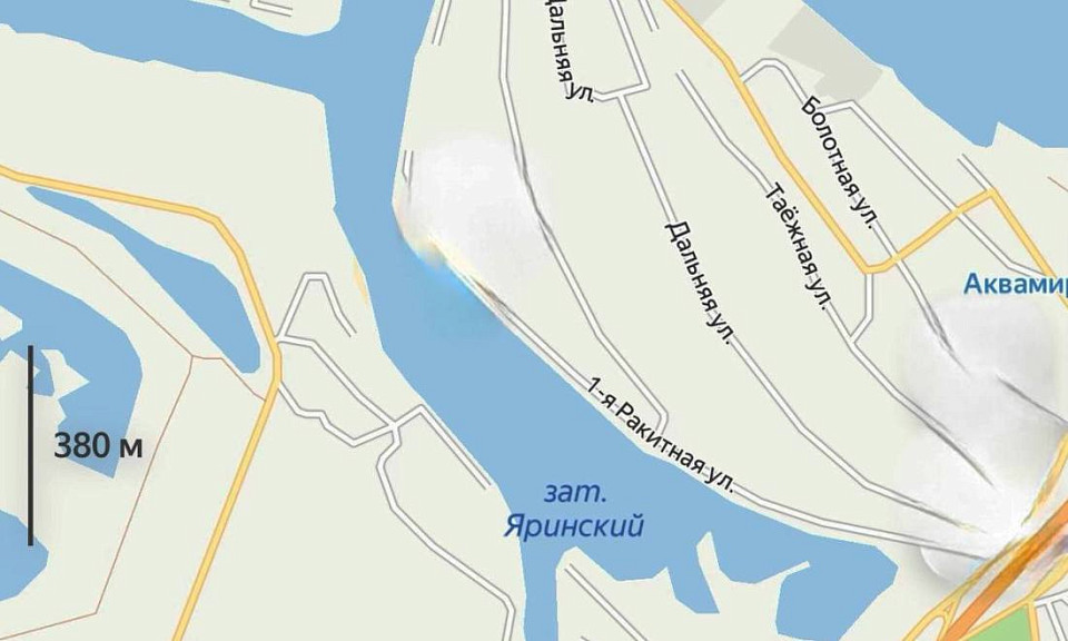 В Новосибирске тонет баржа с двумя судами