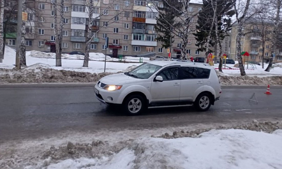 В Новосибирске перебегающий дорогу ребёнок попал под машину