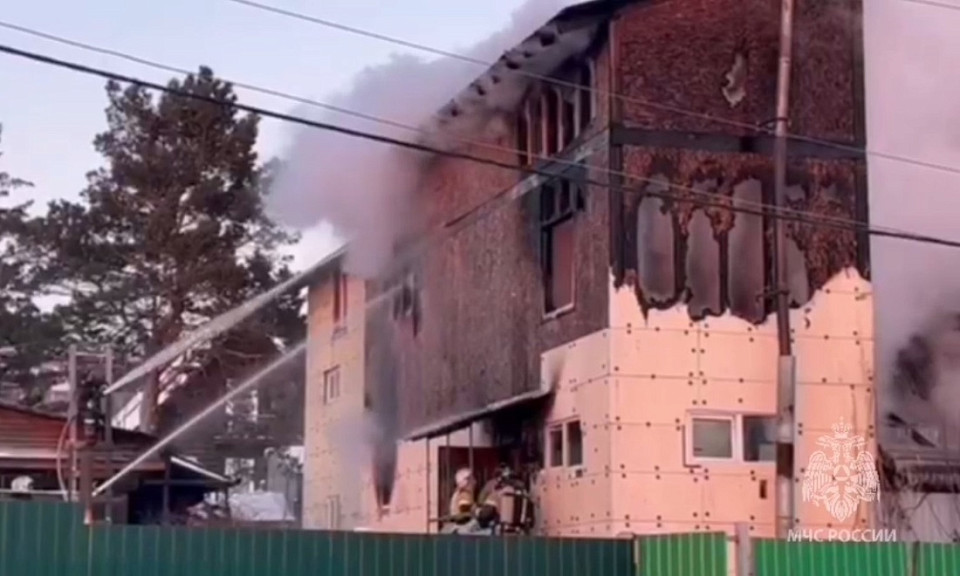 В Новосибирске 50 пожарных тушат дом, с крыши которого сняли ребенка