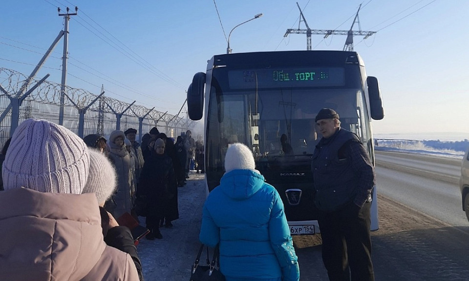 Автобус №23 задымился на дамбе ГЭС в Новосибирске — пассажирам помогли очевидцы