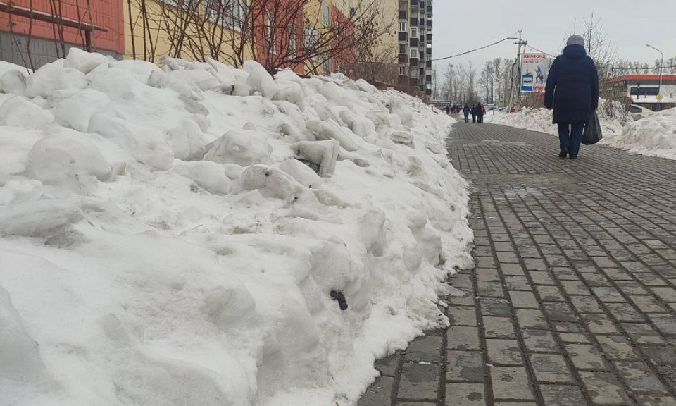 Упавшая с крыши ледяная глыба серьезно травмировала ребенка в Новосибирске