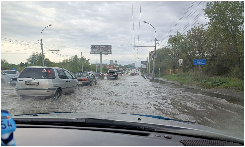 Улицы Новосибирска снова затопило после дождя