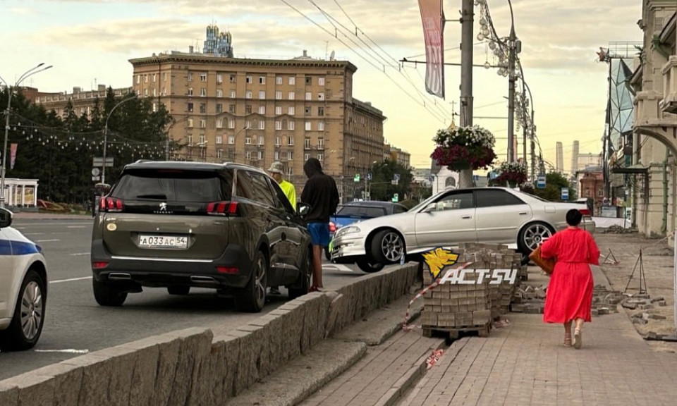 «Тойота» повисла на бордюре после ДТП на Красном проспекте в Новосибирске