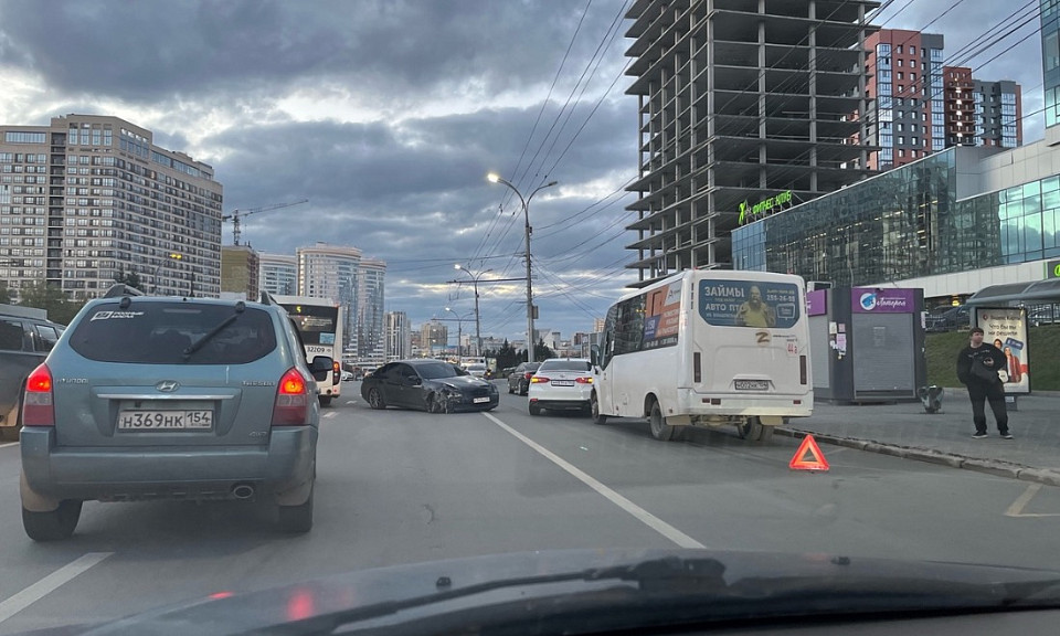 Авария стала причиной огромной пробки в Новосибирске