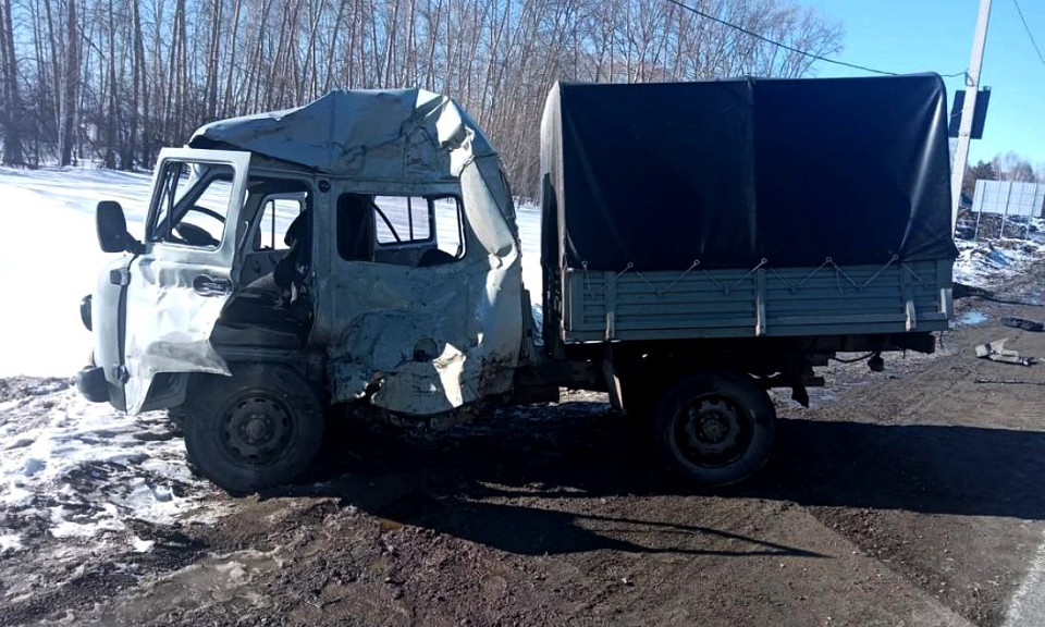 Водитель скончался при столкновении УАЗа с грузовиком под Новосибирском