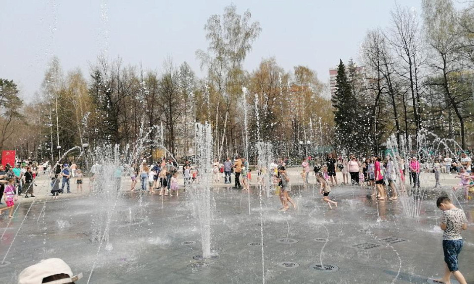 В скверах Новосибирска начали работать фонтаны