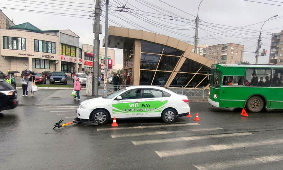 20-летнего мужчину на самокате сбил автомобиль в Новосибирске