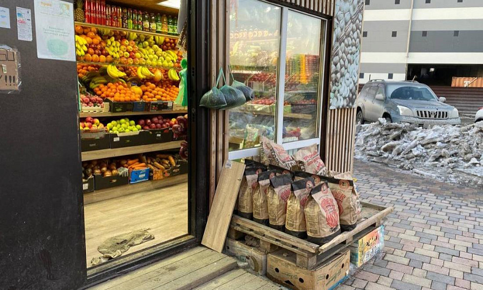 Незаконные торговцы бросили овощи и лепёшки посреди улицы Хилокской