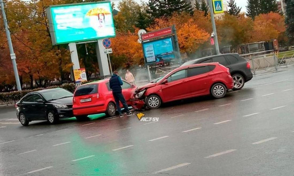 Массовое ДТП из 4 машин произошло в Новосибирске