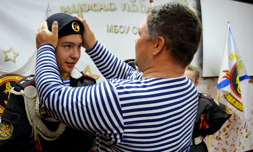 Моряки из-под Новосибирска подарили береты курсантам патриотического клуба