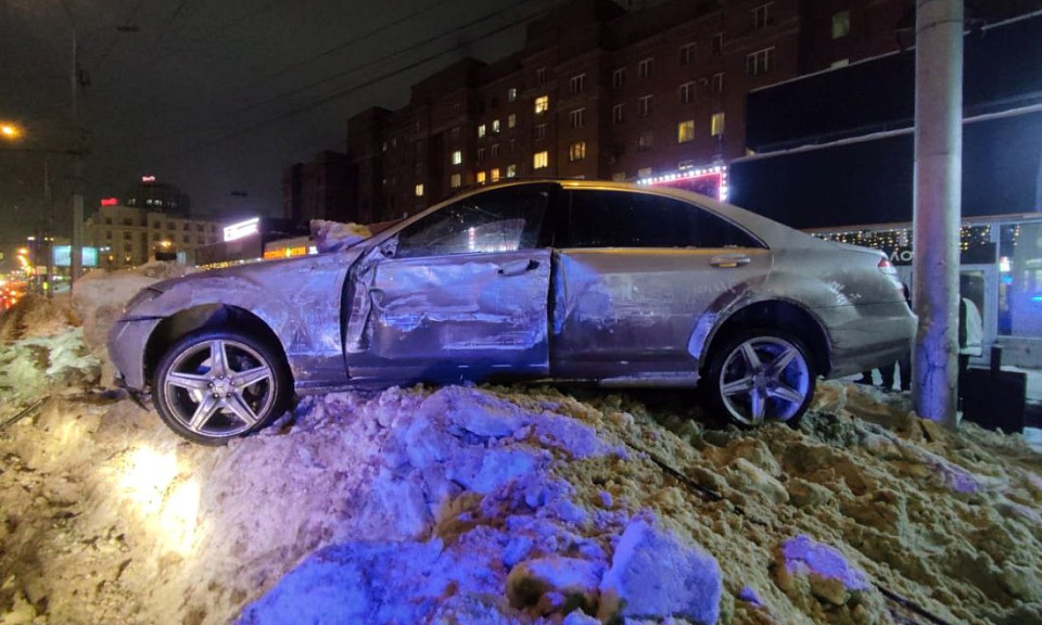 Mercedes против НефАЗа: в Новосибирске выпивший водитель устроил аварию