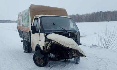 Поезд оставил автомобиль без «морды» в Новосибирской области
