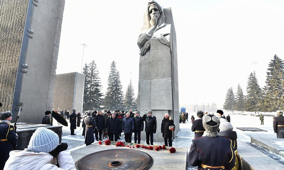 Андрей Травников почтил память павших солдат при исполнении воинского долга