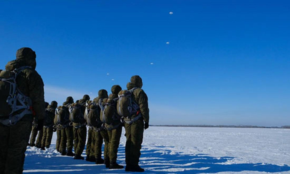 Более 100 военных и курсантов прыгнули с парашютом в Новосибирской области